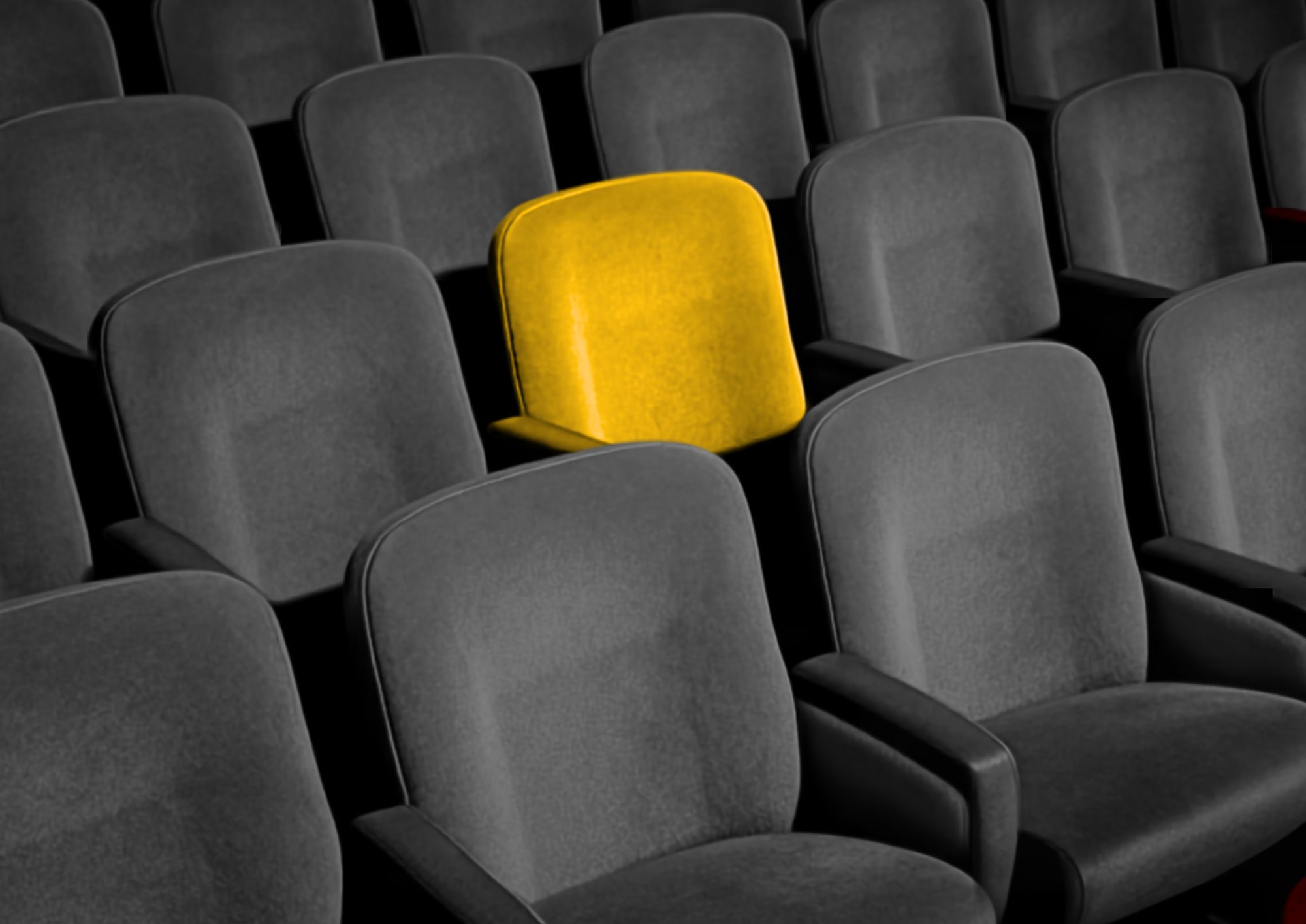 Sala cinema con poltrona gialla